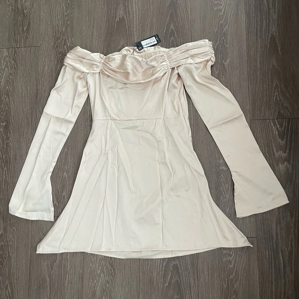 PrettyLittleThing Champagne satin pleat detail Berteau flared sleeve shift dress - Picture 4 of 11